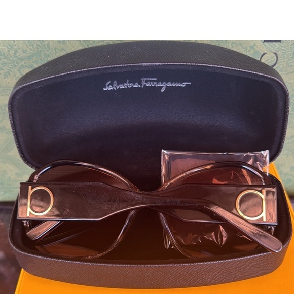 Salvatore Ferragamo Oversized Gradient
Sunglasses 100% Authentic
$229 $559 - Picture 5 of 7